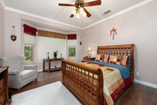 Building Photo - 665 SW Lake Charles Cir