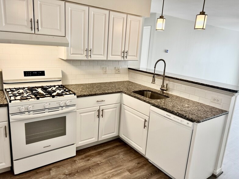 Natural gas oven and granite countertops - 215 Beach St