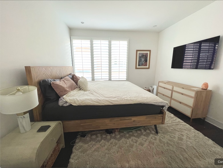 Building Photo - 1400 N Fuller Ave