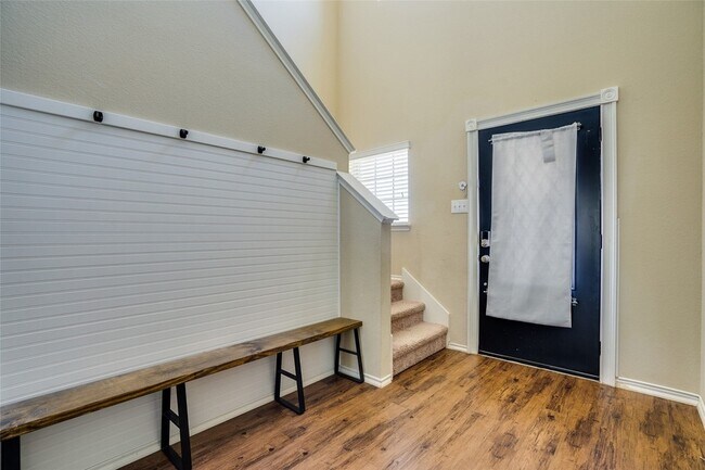 Building Photo - 301 Plum Dr