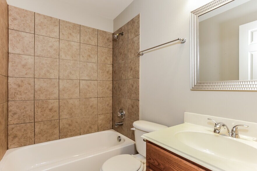 Building Photo - 12634 Bay Ave