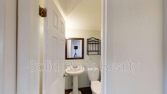 Building Photo - 4811 Villa Cir
