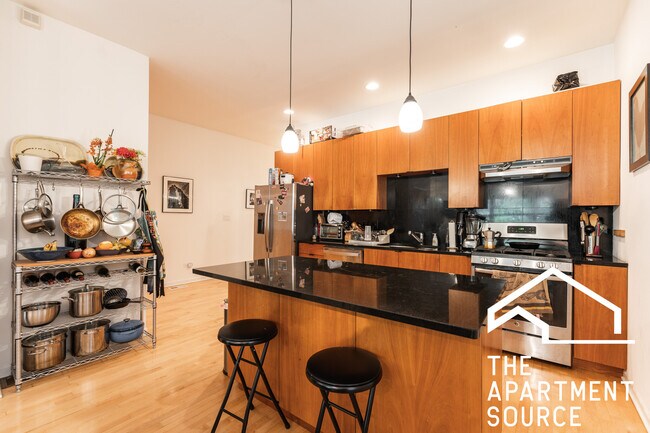 Building Photo - 1407 N Wicker Park Ave