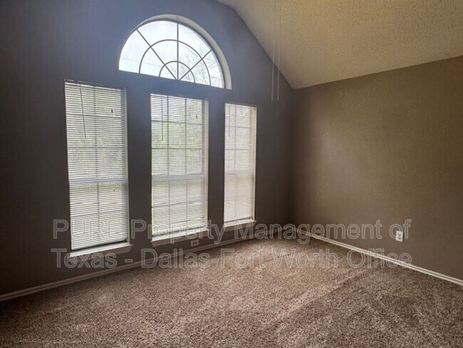 Building Photo - 1404 Straus Rd
