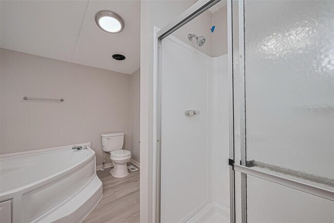 Building Photo - 8856 Greenwood Dr