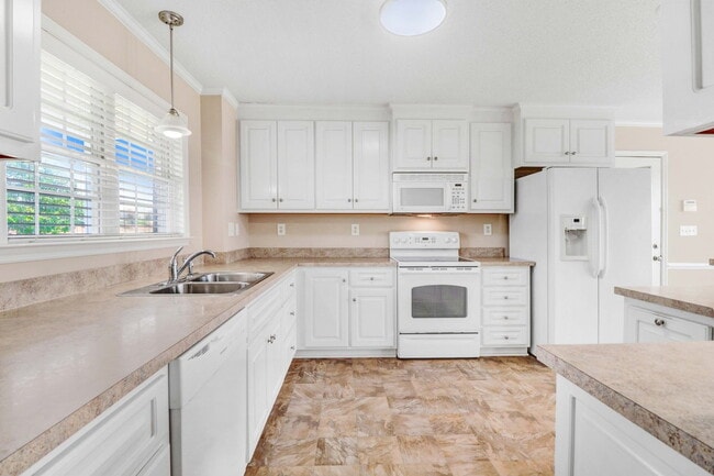 Building Photo - *DETACHED GARAGE/WORKSHOP!* Gorgeous home on HUGE acre lot in Princeton