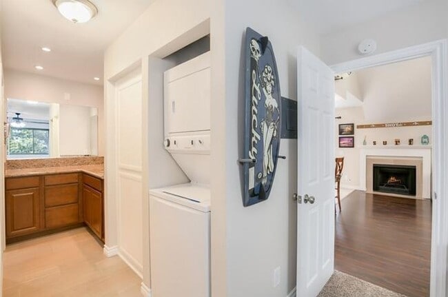 Building Photo - Beautifully Vista Upgraded Upstairs Corner Condo