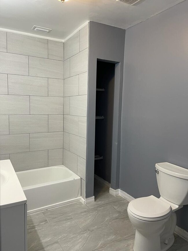 Building Photo - 2524 Hiland St