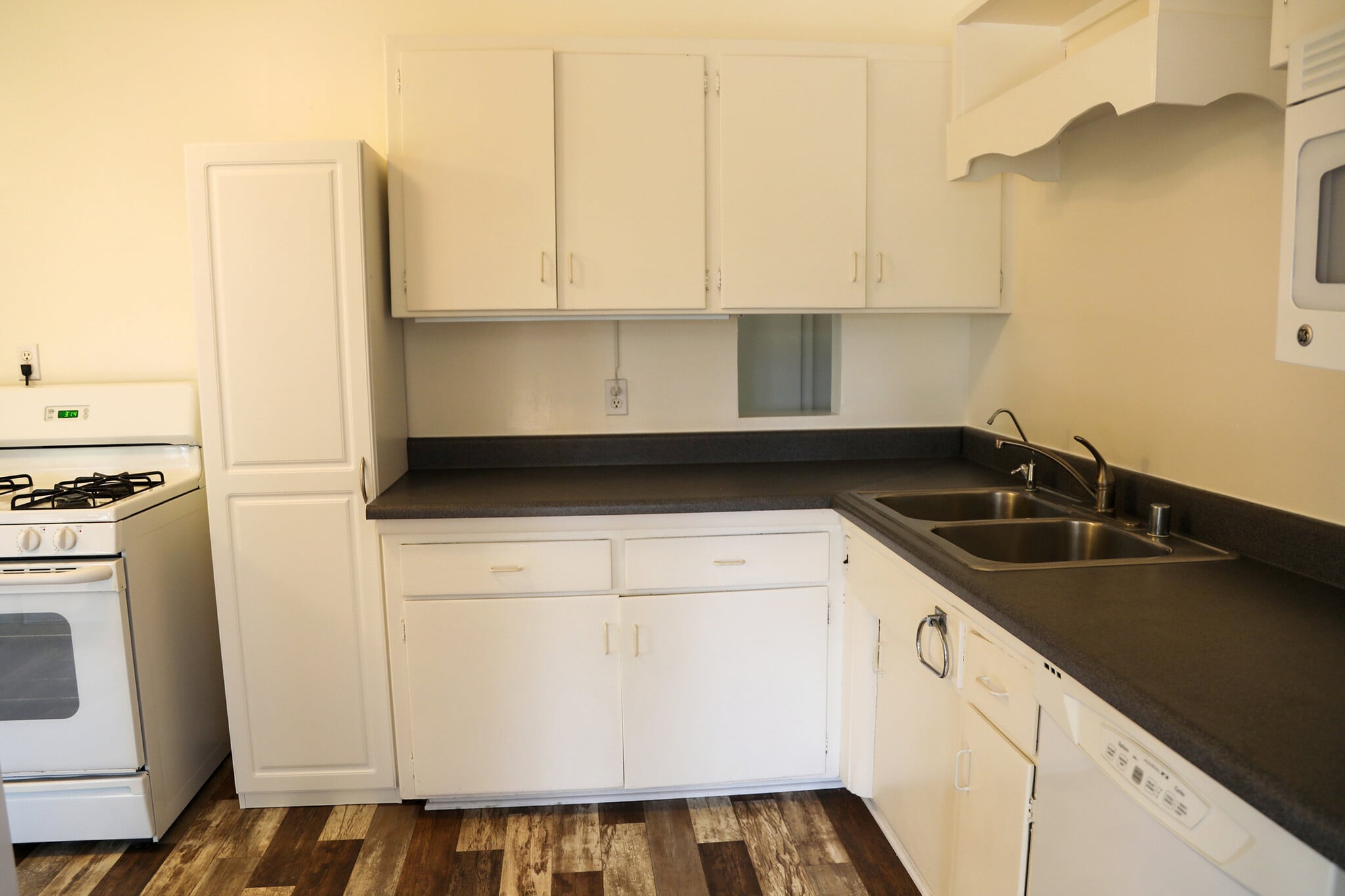 Building Photo - 3292 Karok Ave