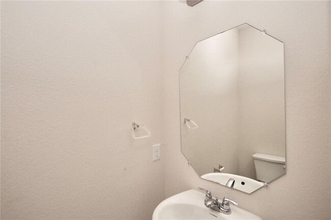 Building Photo - 1620 Bryant Dr