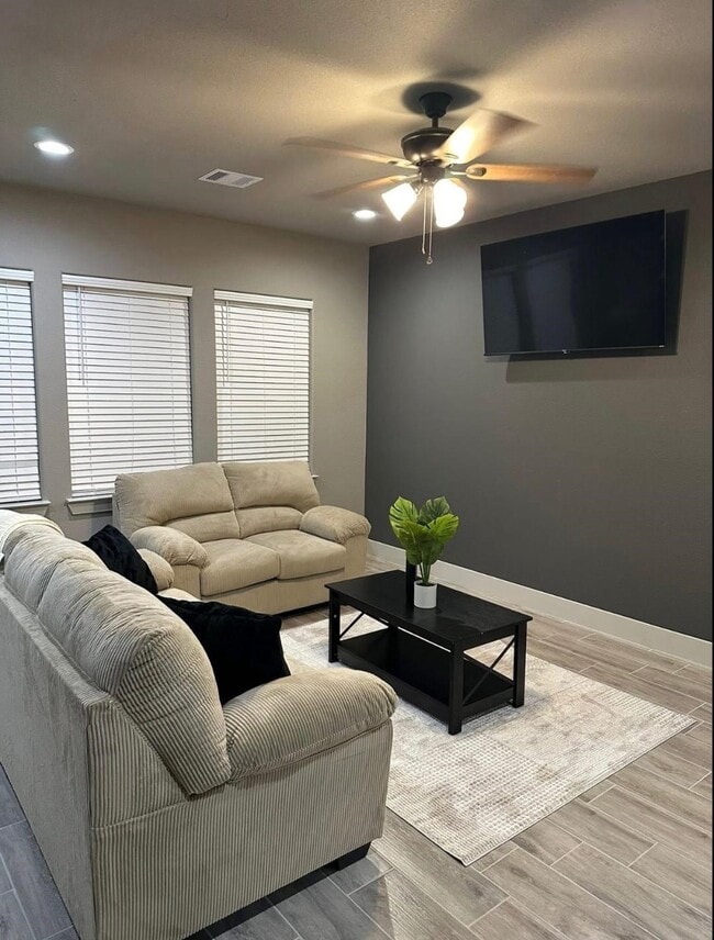 Building Photo - 340 N 9th St