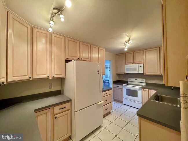 Building Photo - 6101 Edsall Rd