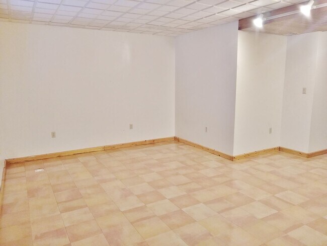 Building Photo - 2 Bed / 1-1/2 Bath Single Family Home Townhome