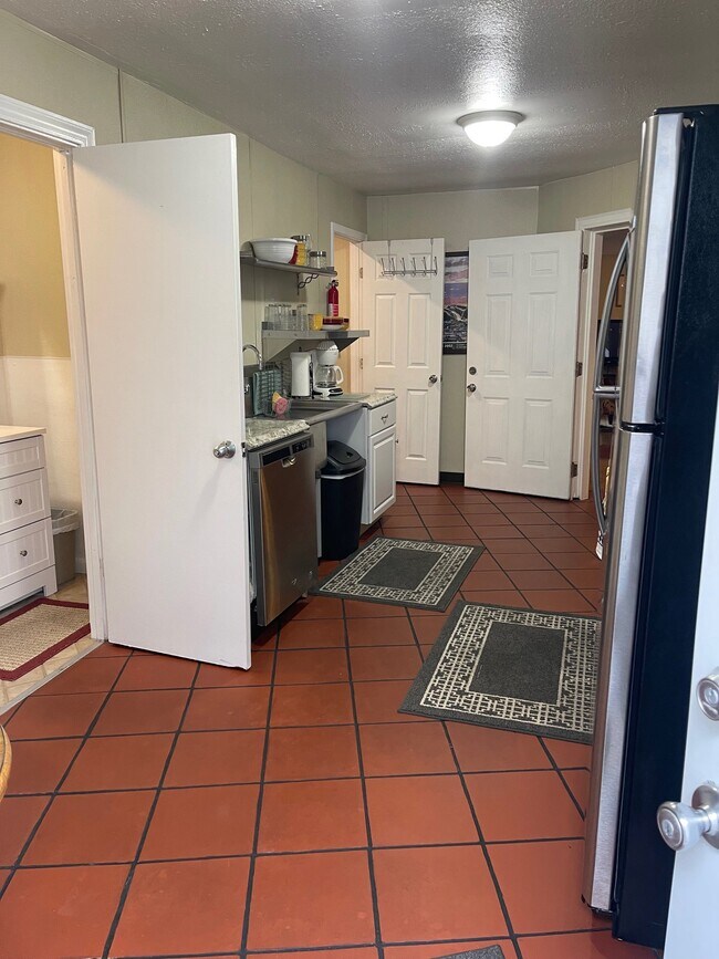 Building Photo - 158 S Hartson St