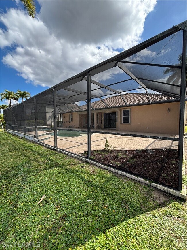 Building Photo - 2210 Grove Dr