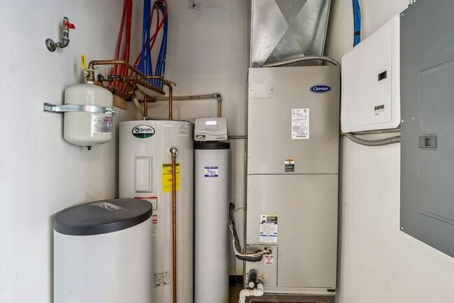 Building Photo - $2,575 | 1 Bedroom, 2 Bathroom Condo | Pet Friendly* | Available for Immediate move-in!