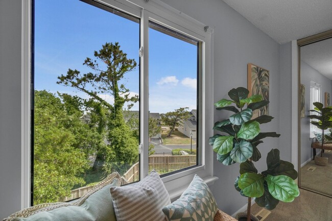Building Photo - Ready NOW! 1 Block from the Bay! Pet Frien...