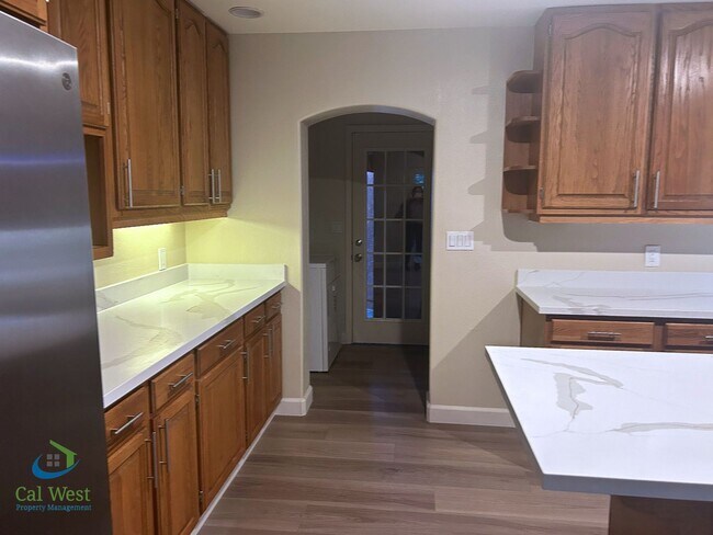 Building Photo - $4,595 - Large Gorgeous 3/2 Tri-Level Home with Beautiful Views in Gilroy near Wineries