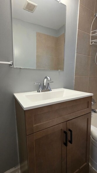 Building Photo - 7542 Meadow Ave