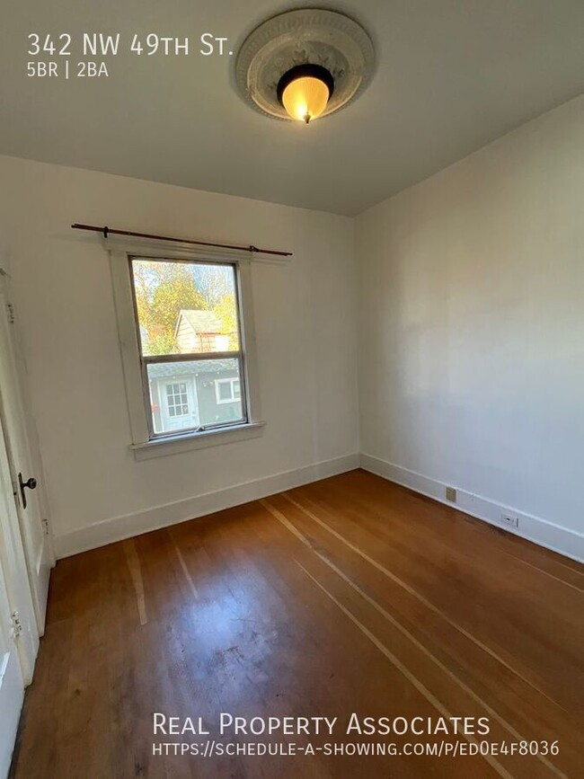 Building Photo - Comfort meets affordability! Spacious 5-be...