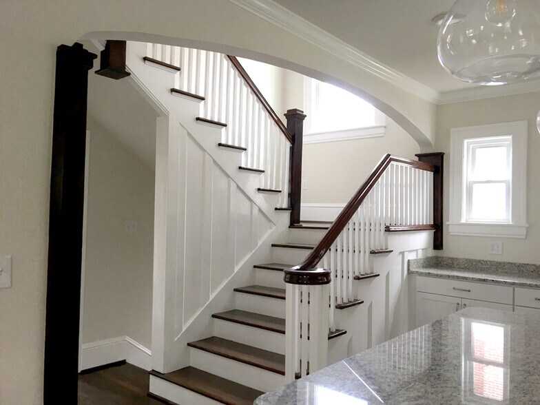 Staircase - 442 Walnut Ave SE