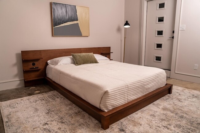 Building Photo - 612 W 8th Ave