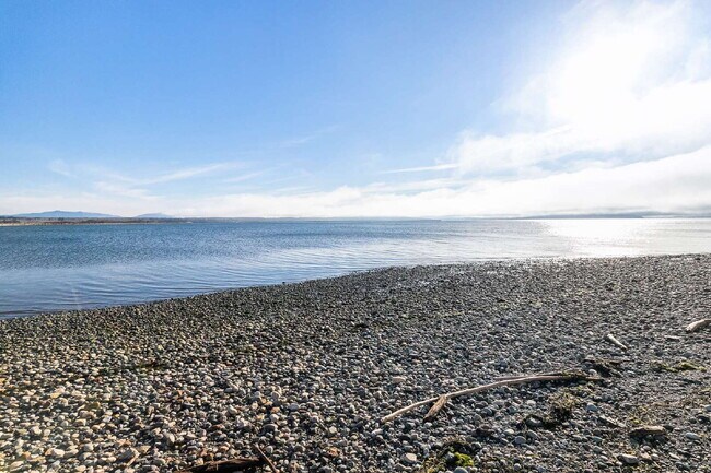 Building Photo - Breathtaking 3-Bed Beachfront Retreat with Scenic Views in Ferndale