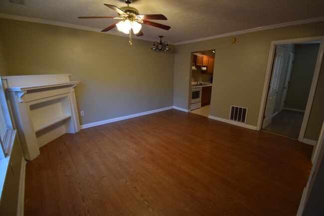 Building Photo - VIRTUAL SHOWINGS AVAILABLE - Townhome Betw...