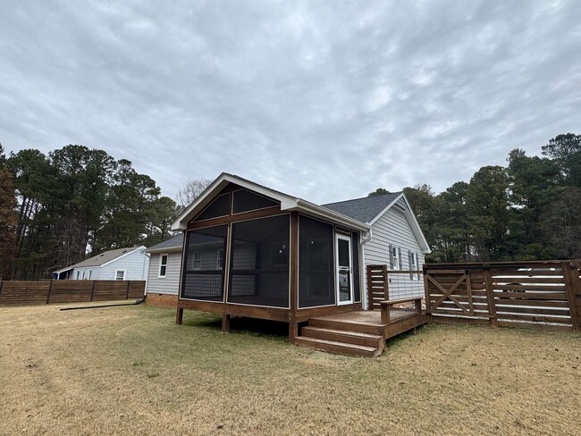 Building Photo - Cozy Home with Upgraded Finishes