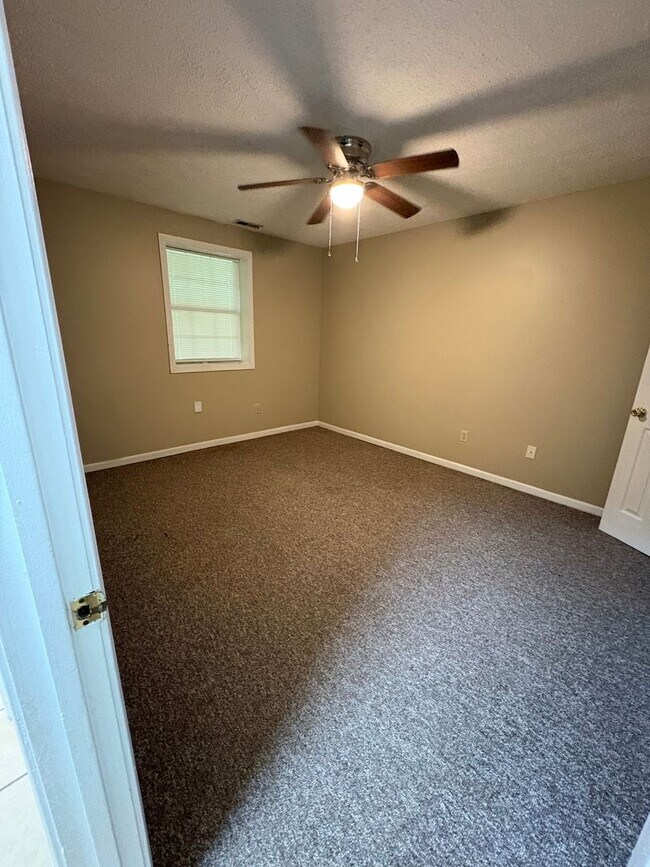 Building Photo - 1136 Dale Dr
