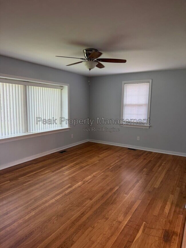Building Photo - 2119 Woodmont Dr