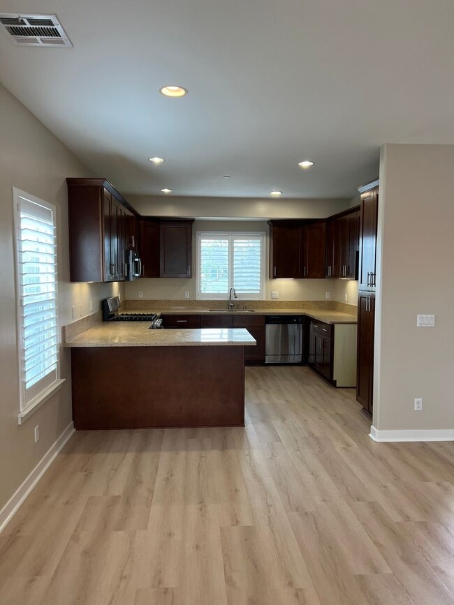 Building Photo - Modern 3 Bed/ 4 Bath, Detached, Private Dr...