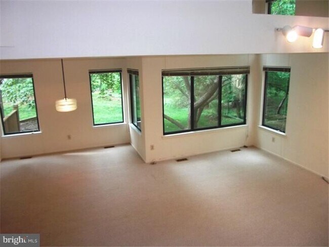 Building Photo - 83 Sayre Dr