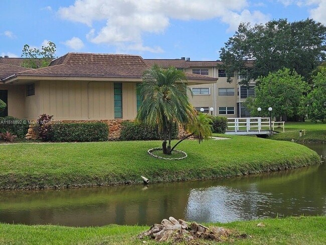 Building Photo - 5031 W Oakland Park Blvd