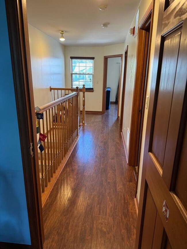 Building Photo - 2527 Oneida Ln