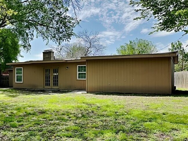 Building Photo - Heart of Garland Dream Home!