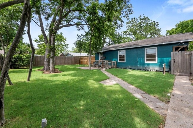 Building Photo - 506 S Oak St