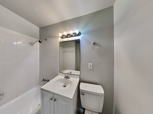 Building Photo - MOVE IN SPECIAL***3/1.5 Home With New Luxu...