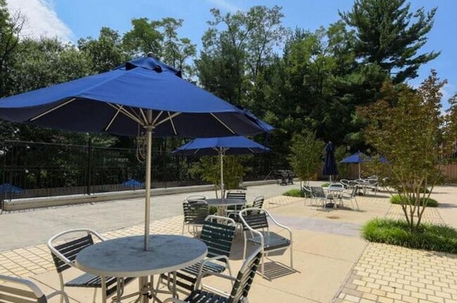Building Photo - Sun-Drenched 2BR/2.5 BA Townhouse Condo in Gated Sutton Place