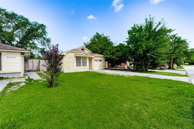 Building Photo - 5207 Beaverhill Dr