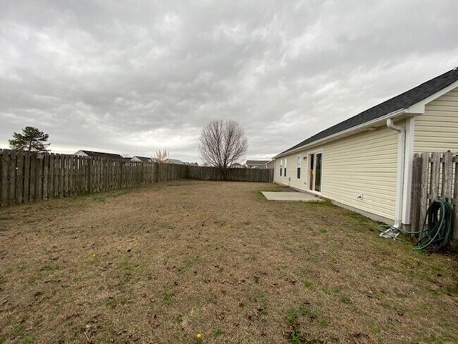 Building Photo - Welcome to this beautiful 4 bedroom, 2 bathroom home located in the desirable area of Wilmington,...