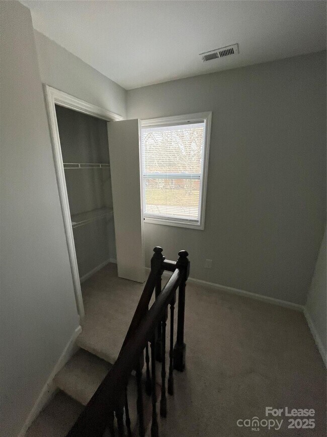 Building Photo - 303 Hi Alta Ave