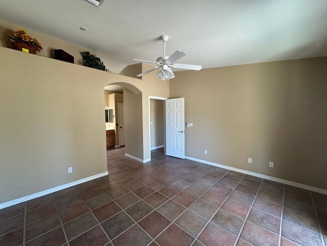 Building Photo - Great spacious home on Huukan Golf Course