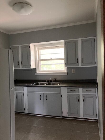 Kitchen includes an oven/stove top and refrigerator. - 1301 SW Clay St