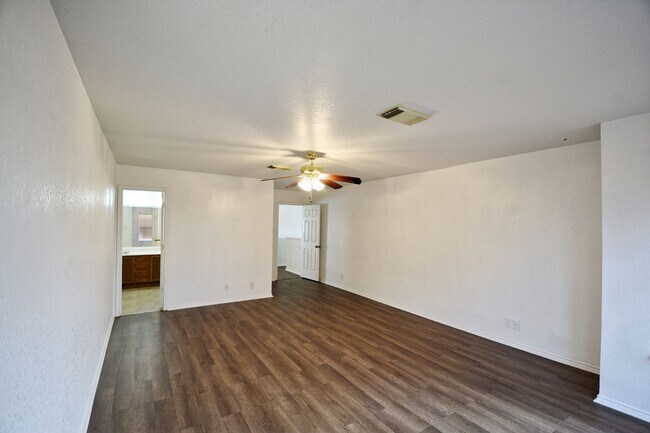 Building Photo - 858 Lincolnshire Dr