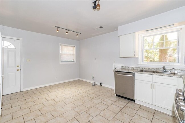 Building Photo - 207 Buchanan Terrace