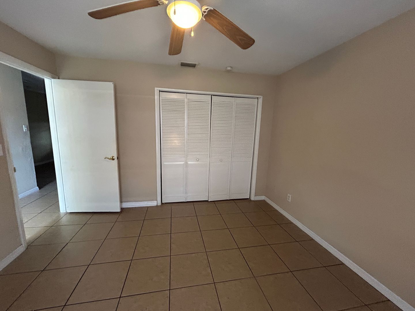 Building Photo - All tile   1/1 close to Cape Coral Pkwy