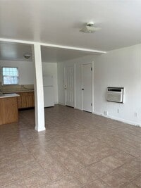 Building Photo - 2725 Rutland St