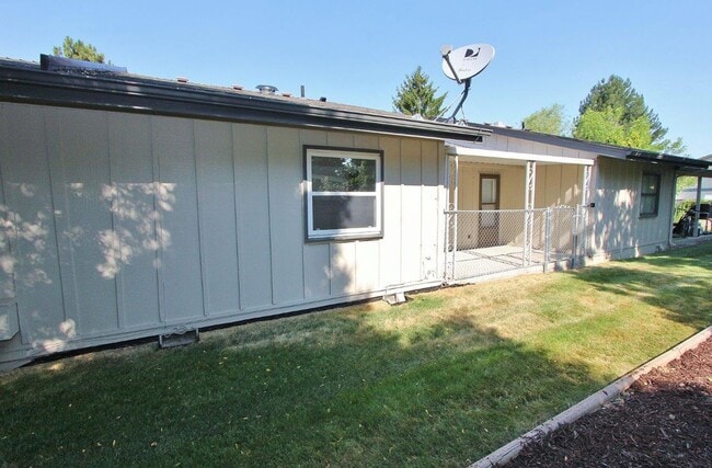 Building Photo - Clean Townhouse Centrally Located on the B...