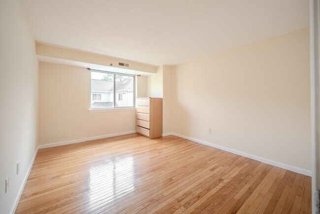 Building Photo - 360 Littleton Rd